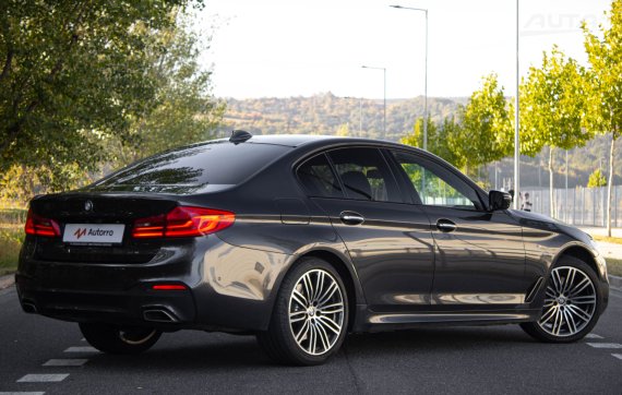 BMW 530d xDrive G30 2018 šedá