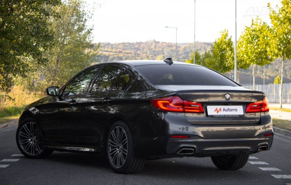 BMW 530d xDrive G30 2018 šedá