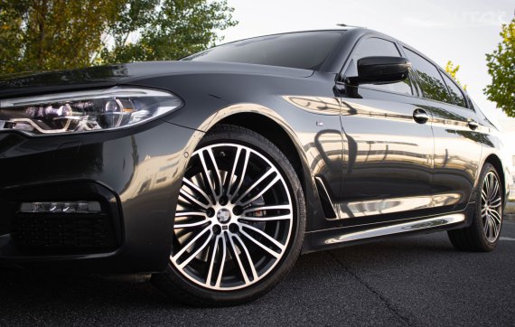 BMW 530d xDrive G30 2018 šedá