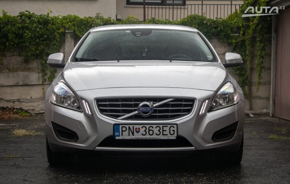 Volvo V60 D3 Momentum Geartronic, 120 kW, A6, 5d. / AJ NA SPLÁTKY / PROTIÚČET / 2011 stříbrná metalíza