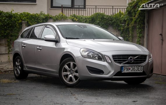 Volvo V60 D3 Momentum Geartronic, 120 kW, A6, 5d. / AJ NA SPLÁTKY / PROTIÚČET / 2011 stříbrná metalíza