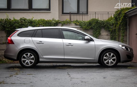 Volvo V60 D3 Momentum Geartronic, 120 kW, A6, 5d. / AJ NA SPLÁTKY / PROTIÚČET / 2011 stříbrná metalíza