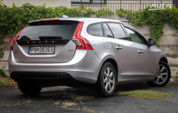 Volvo V60 D3 Momentum Geartronic, 120 kW, A6, 5d. / AJ NA SPLÁTKY / PROTIÚČET / 2011 stříbrná metalíza