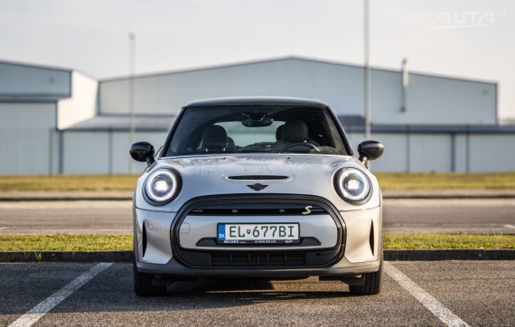 Mini Cooper SE 2023 šedá