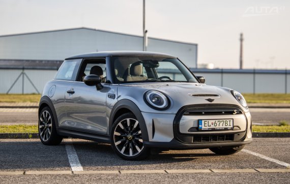 Mini Cooper SE 2023 šedá