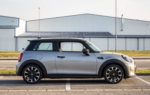 Mini Cooper SE 2023 šedá