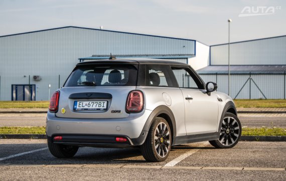 Mini Cooper SE 2023 šedá