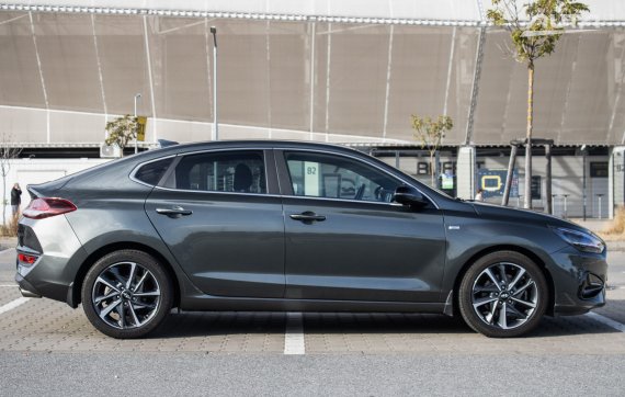 Hyundai i30 Fastback 1.5 T-GDi mHEV, 118kW (2023) / AJ NA SPLÁTKY / PROTIÚČET / 2023 zelená