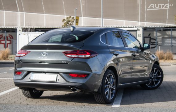 Hyundai i30 Fastback 1.5 T-GDi mHEV, 118kW (2023) / AJ NA SPLÁTKY / PROTIÚČET / 2023 zelená