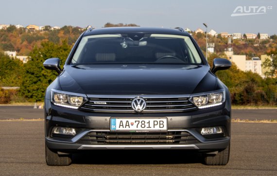 Volkswagen Passat Alltrack 2.0 TDI 4Motion DSG / 140kW / A7 / ZÁRUKA / AJ NA SPLÁTKY / PROTIÚČE 2019 šedá
