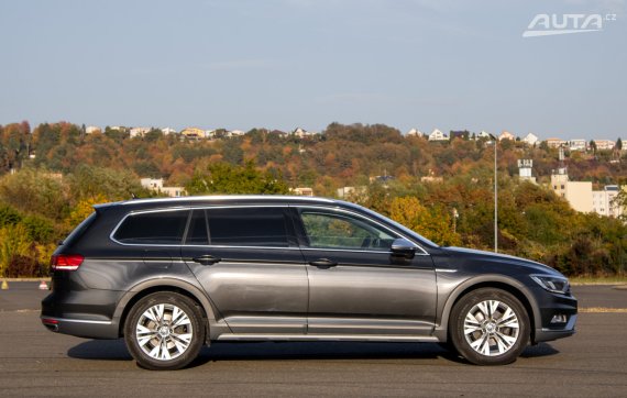 Volkswagen Passat Alltrack 2.0 TDI 4Motion DSG / 140kW / A7 / ZÁRUKA / AJ NA SPLÁTKY / PROTIÚČE 2019 šedá