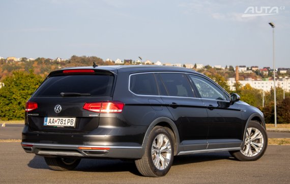 Volkswagen Passat Alltrack 2.0 TDI 4Motion DSG / 140kW / A7 / ZÁRUKA / AJ NA SPLÁTKY / PROTIÚČE 2019 šedá