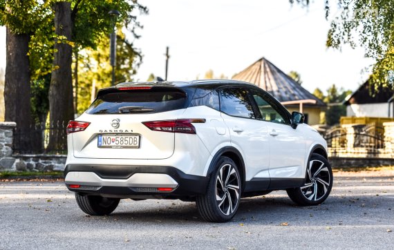 Nissan Qashqai 1.3 DIG-T Tekna+ X-Tronic AWD 116kW 2022 / AJ NA SPLÁTKY / PROTIÚČET 2022 bílá