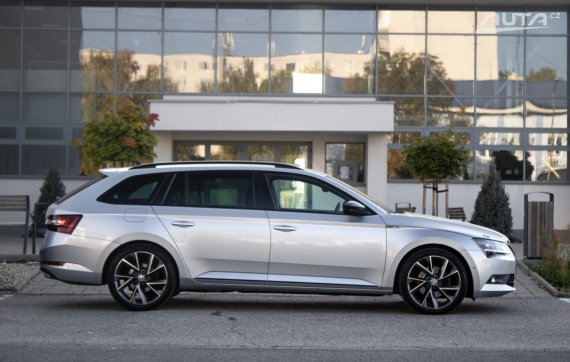 Škoda Superb Combi 2.0 TDI 4x4 Sportline DSG / 140kW / A7 / ZÁRUKA / AJ NA SPLÁTKY / PROTIÚČET 2018 stříbrná metalíza