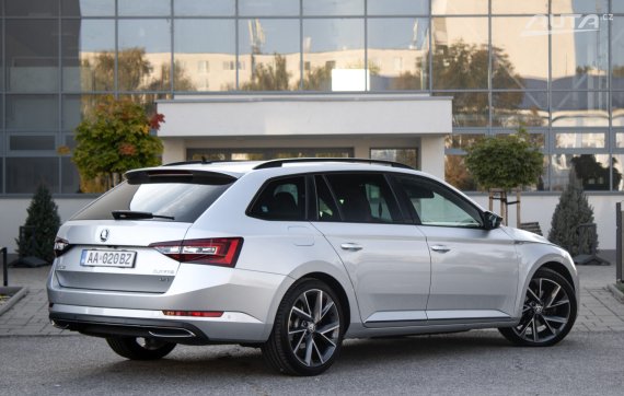 Škoda Superb Combi 2.0 TDI 4x4 Sportline DSG / 140kW / A7 / ZÁRUKA / AJ NA SPLÁTKY / PROTIÚČET 2018 stříbrná metalíza