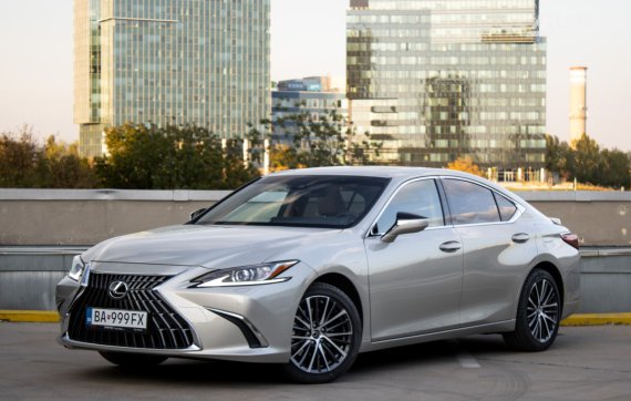 Lexus ES 300h Legacy Edition / 131kW / CVT / ZÁRUKA / AJ NA SPLÁTKY / PROTIÚČET 2025 - hlavní pohled