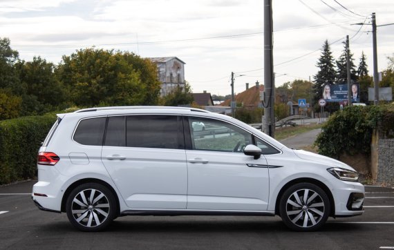 Volkswagen Touran 1.4 TSI R-Line DSG / 110kW / A7 / ZÁRUKA / AJ NA SPLÁTKY / PROTIÚČET 2016 bílá