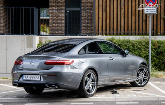 Mercedes-Benz E trieda Kupé 220d 4Matic AMG Line / 143kW / A9 / ZÁRUKA / AJ NA SPLÁTKY / PROTIÚ 2018 šedá