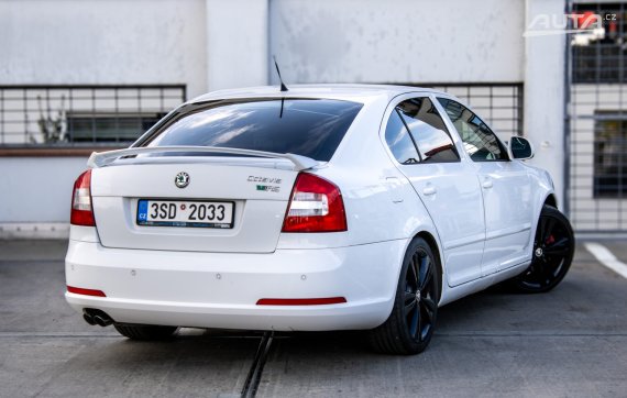 Škoda Octavia 2 RS 2013 147kW MT/6 2013 bílá