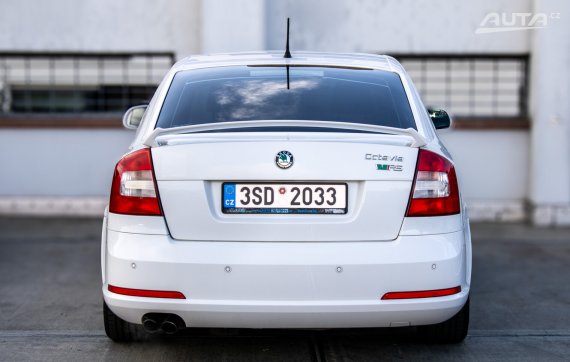 Škoda Octavia 2 RS 2013 147kW MT/6 2013 bílá