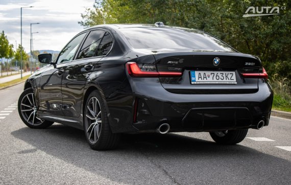 BMW Rad 3 320i xDrive M packet A/T, 135kW, A8, 4d. / AJ NA SPLÁTKY / PROTIÚČET / 2023 černá