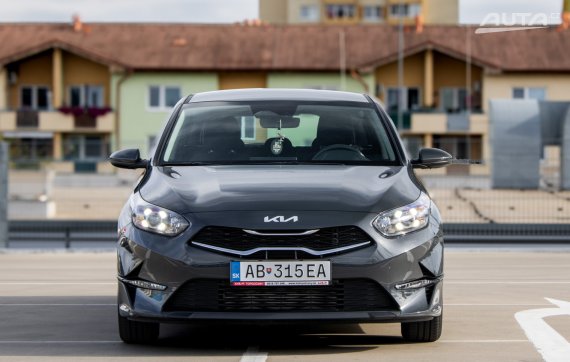 Kia Ceed 1.5 T-GDi Silver 7-DCT / 103kW / A7 / ZÁRUKA / AJ NA SPLÁTKY / PROTIÚČET 2026 šedá