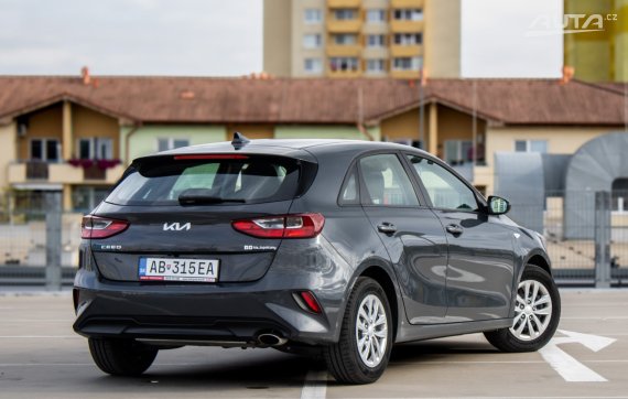 Kia Ceed 1.5 T-GDi Silver 7-DCT / 103kW / A7 / ZÁRUKA / AJ NA SPLÁTKY / PROTIÚČET 2026 šedá