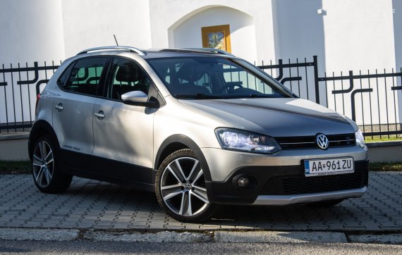 Volkswagen Polo Cross 1.2 TSI Comfortline, 66kW (2014) / AJ NA SPLÁTKY / PROTIÚČET / 2014 stříbrná metalíza