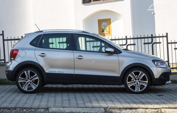 Volkswagen Polo Cross 1.2 TSI Comfortline, 66kW (2014) / AJ NA SPLÁTKY / PROTIÚČET / 2014 stříbrná metalíza