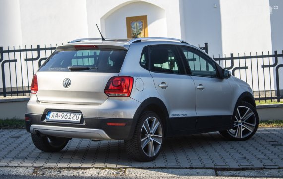 Volkswagen Polo Cross 1.2 TSI Comfortline, 66kW (2014) / AJ NA SPLÁTKY / PROTIÚČET / 2014 stříbrná metalíza