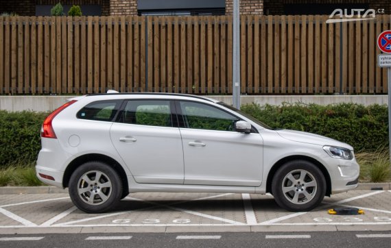 Volvo XC60 D3 Kinetic Geartronic 2015 bílá