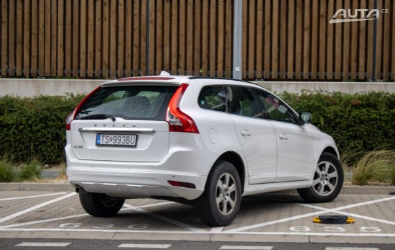Volvo XC60 D3 Kinetic Geartronic 2015 bílá