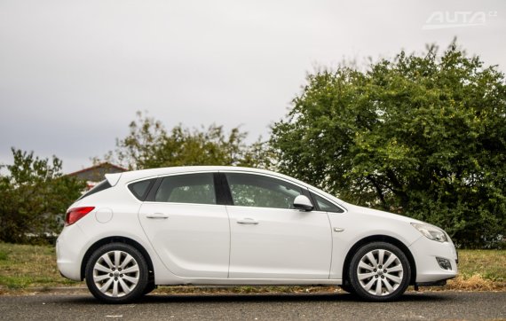 Opel Astra J 1.6 2010 85kW 2010 bílá