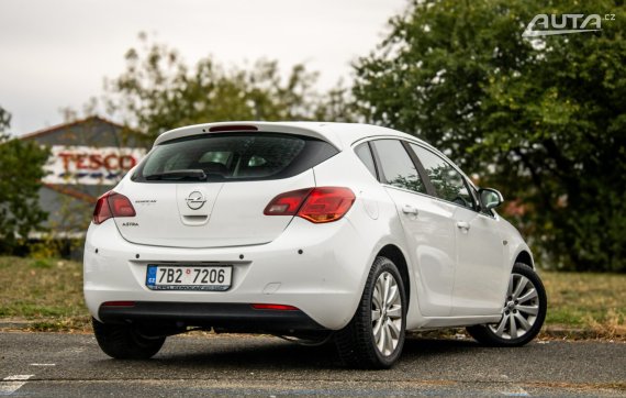 Opel Astra J 1.6 2010 85kW 2010 bílá