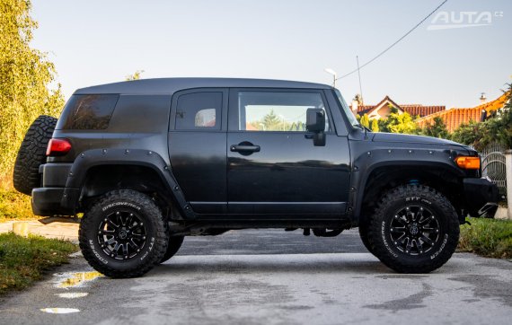 Toyota FJ Cruiser 2008 4x4 178kW AT / AJ NA SPLÁTKY / PROTIÚČET 2008 černá