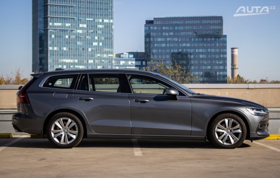 Volvo V60 B4 Momentum Pro A/T, 145 kW, A8, 5d. / AJ NA SPLÁTKY / PROTIÚČET / 2021 šedá