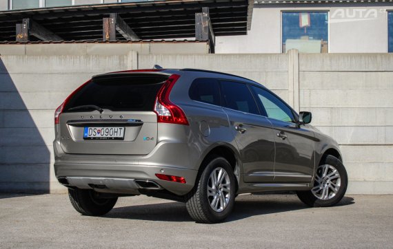 Volvo XC60 D4 2.0L Drive-E Geartronic, 140 kW, A8 / AJ NA SPLÁTKY / PROTIÚČET / 2015 zlatá metalíza