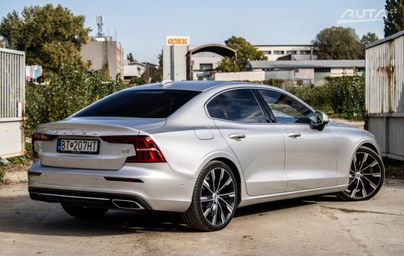 Volvo S60 Inscription 184kW AT/8 2021 / AJ NA SPLÁTKY / PROTIÚČET 2021 stříbrná metalíza