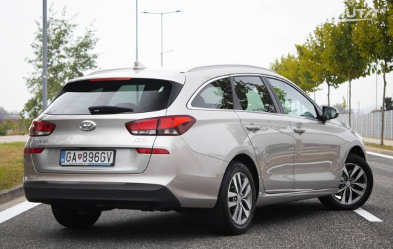 Hyundai i30 CW 1.6 CRDi 2018 stříbrná metalíza