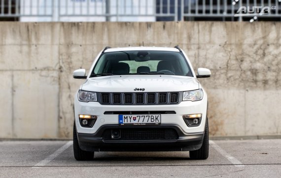 Jeep Compass 1.3 TURBO Night Eagle 96kW MT/6 2020 / AJ NA SPLÁTKY / PROTIÚČET 2020 bílá