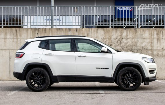 Jeep Compass 1.3 TURBO Night Eagle 96kW MT/6 2020 / AJ NA SPLÁTKY / PROTIÚČET 2020 bílá