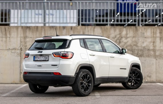 Jeep Compass 1.3 TURBO Night Eagle 96kW MT/6 2020 / AJ NA SPLÁTKY / PROTIÚČET 2020 bílá