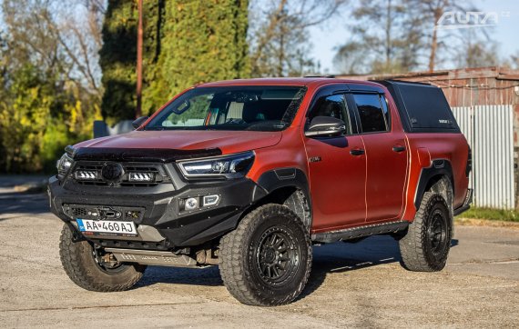 Toyota Hilux 2.8 D-4D 4x4 Invisible 150kW AT/6 2023 / AJ NA SPLÁTKY / PROTIÚČET 2023 - hlavní pohled