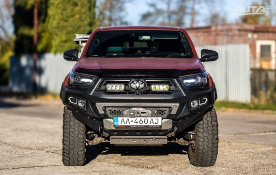 Toyota Hilux 2.8 D-4D 4x4 Invisible 150kW AT/6 2023 / AJ NA SPLÁTKY / PROTIÚČET 2023 hnědá