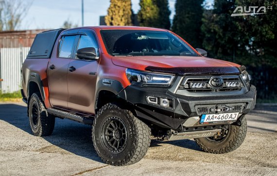 Toyota Hilux 2.8 D-4D 4x4 Invisible 150kW AT/6 2023 / AJ NA SPLÁTKY / PROTIÚČET 2023 hnědá