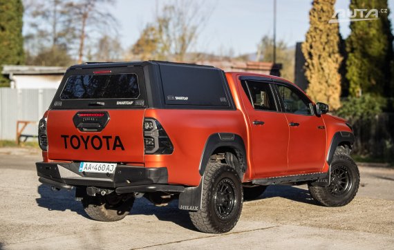 Toyota Hilux 2.8 D-4D 4x4 Invisible 150kW AT/6 2023 / AJ NA SPLÁTKY / PROTIÚČET 2023 hnědá
