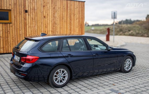 BMW 318d  RWD 110kW 2017 2017 modrá