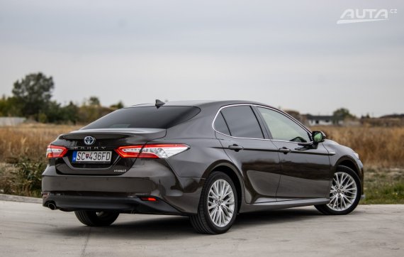 Toyota Camry 131kW CVT/1 2019 / AJ NA SPLÁTKY / PROTIÚČET 2019 hnědá