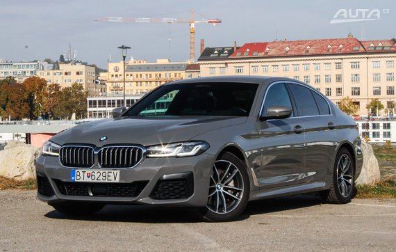 BMW Rad 5 530d mHEV xDrive A/T, 210kW (2022) / AJ NA SPLÁTKY / PROTIÚČET / 2022 - hlavní pohled