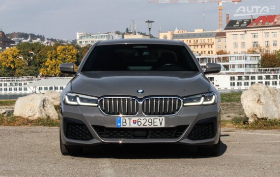 BMW Rad 5 530d mHEV xDrive A/T, 210kW (2022) / AJ NA SPLÁTKY / PROTIÚČET / 2022 šedá